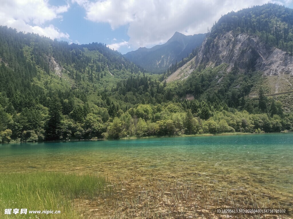 青山绿水间的澄澈湖泊