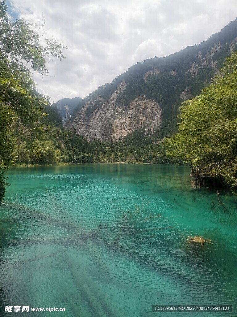 梦幻蓝绿山水间的静谧湖景
