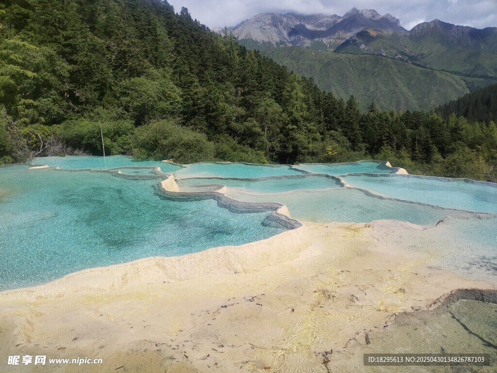 梦幻蓝湖 山间绝美风光  黄龙