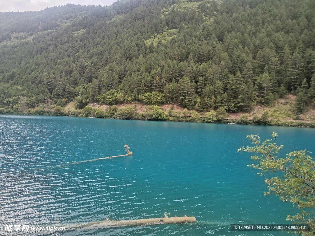 青山环抱的澄澈湖水