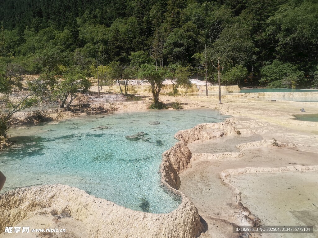 梦幻蓝绿色天然温泉池   黄龙