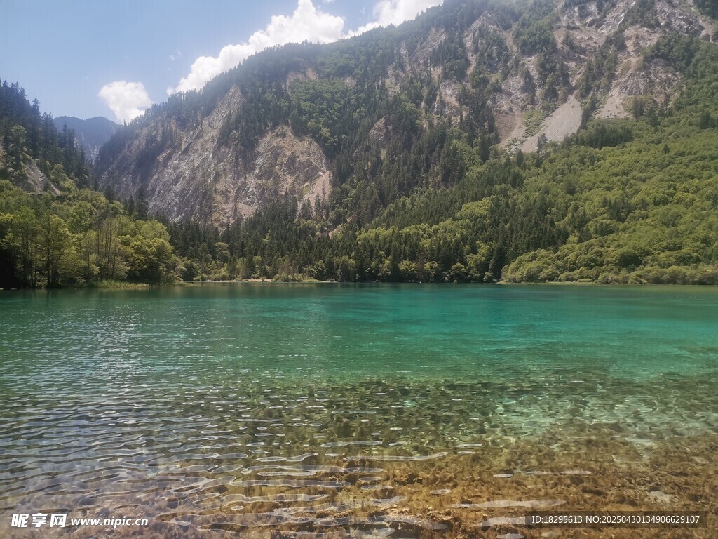 秀丽山水间的澄澈湖泊