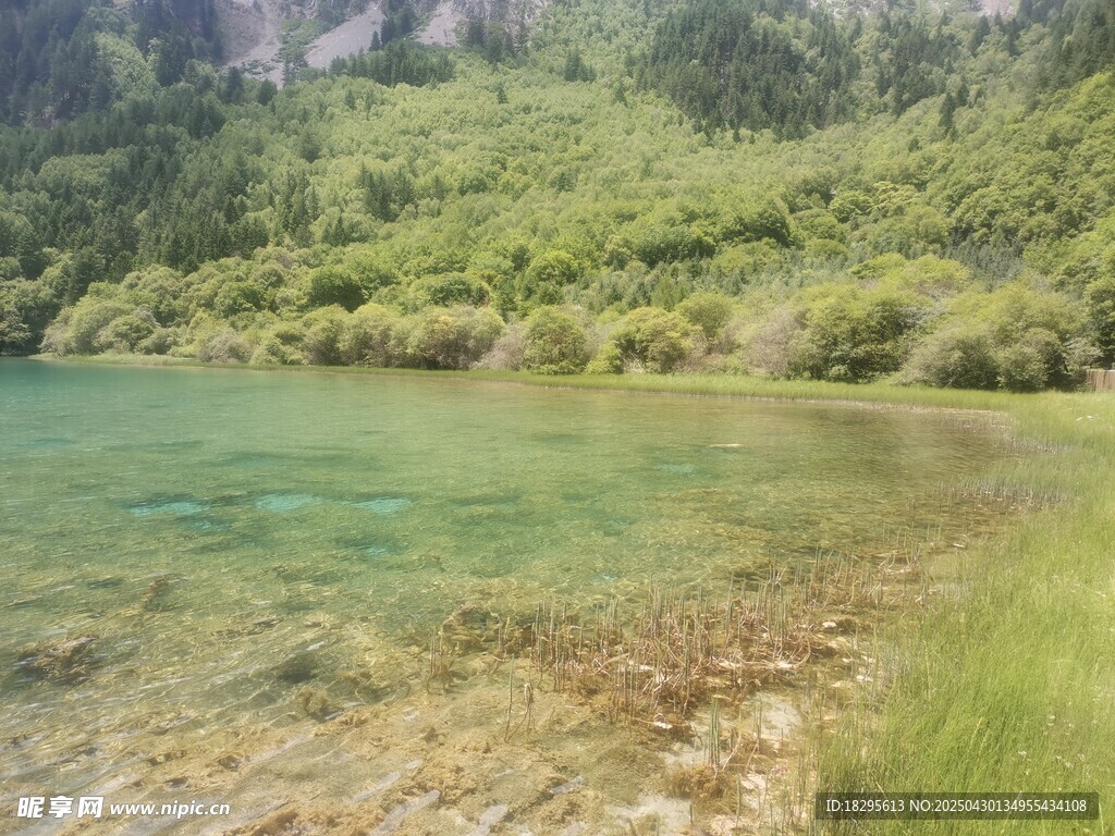 山间清澈湖水与岸边景致