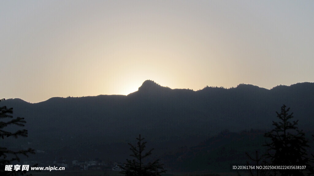日落时分的山峦美景