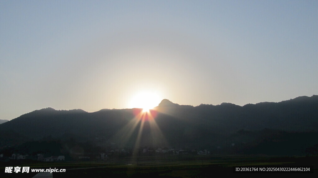 日出群山间美景