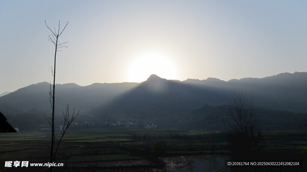 日出时分的山峦美景