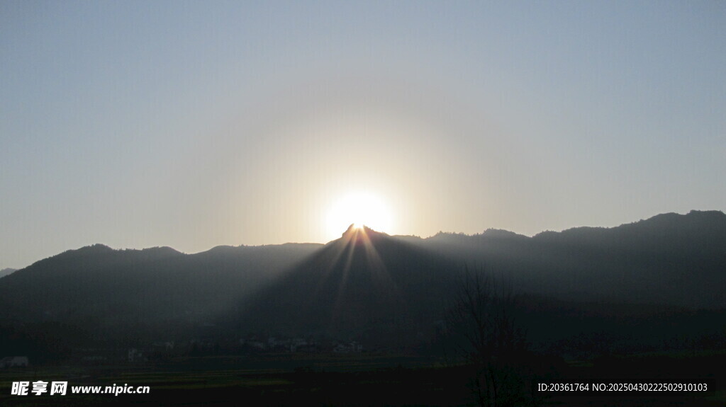 日出群山间美景