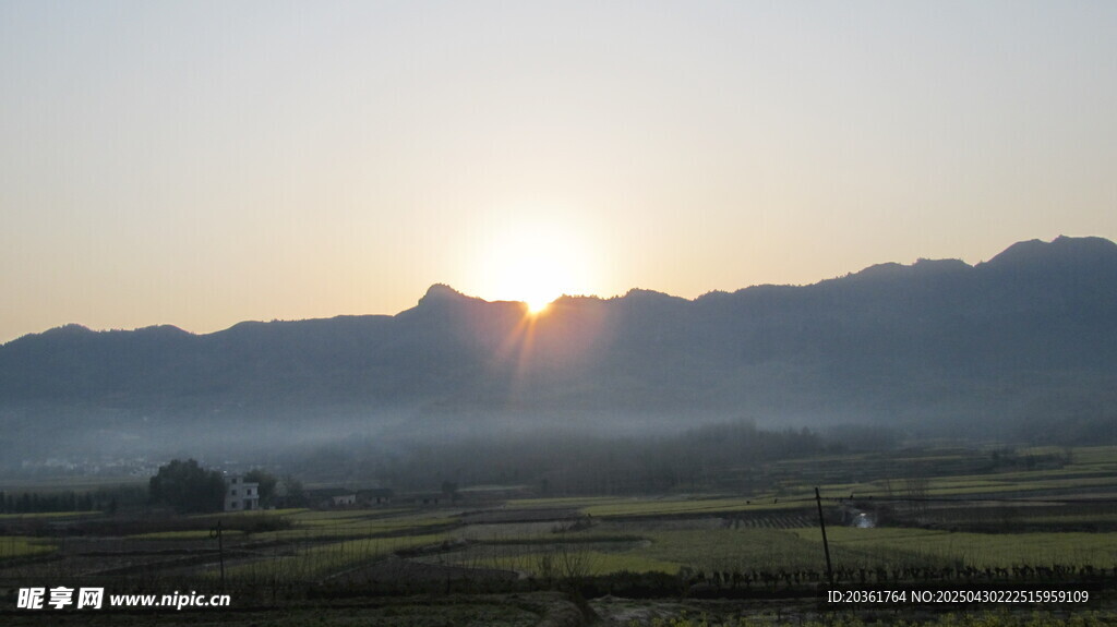 日出山峦间美景