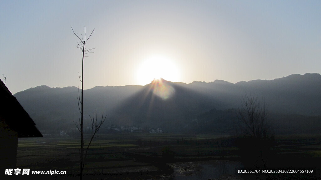 日出山间美景