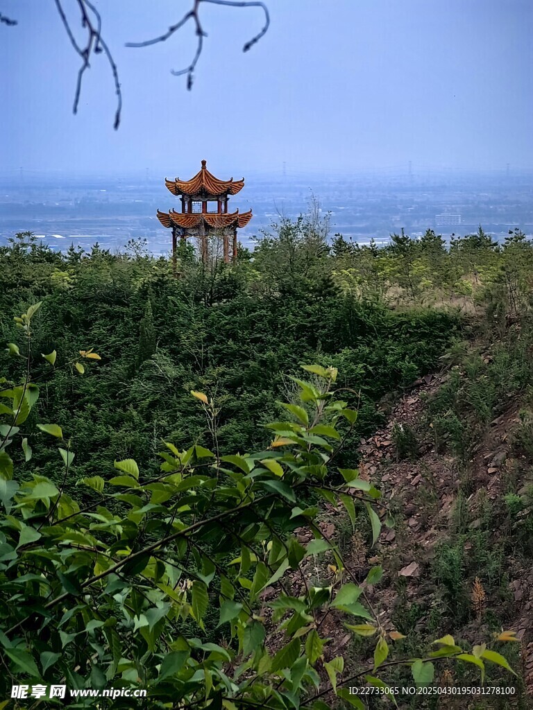 山间古亭望碧海