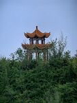 山林中的古典双层凉亭