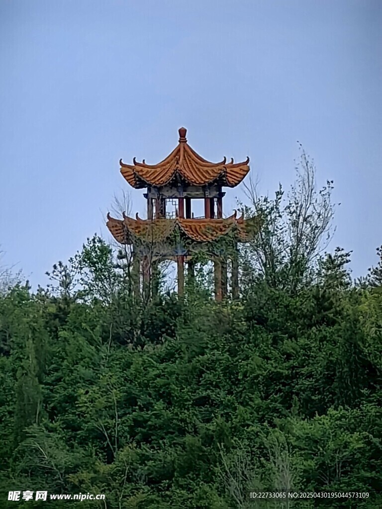 山林中的古典双层凉亭