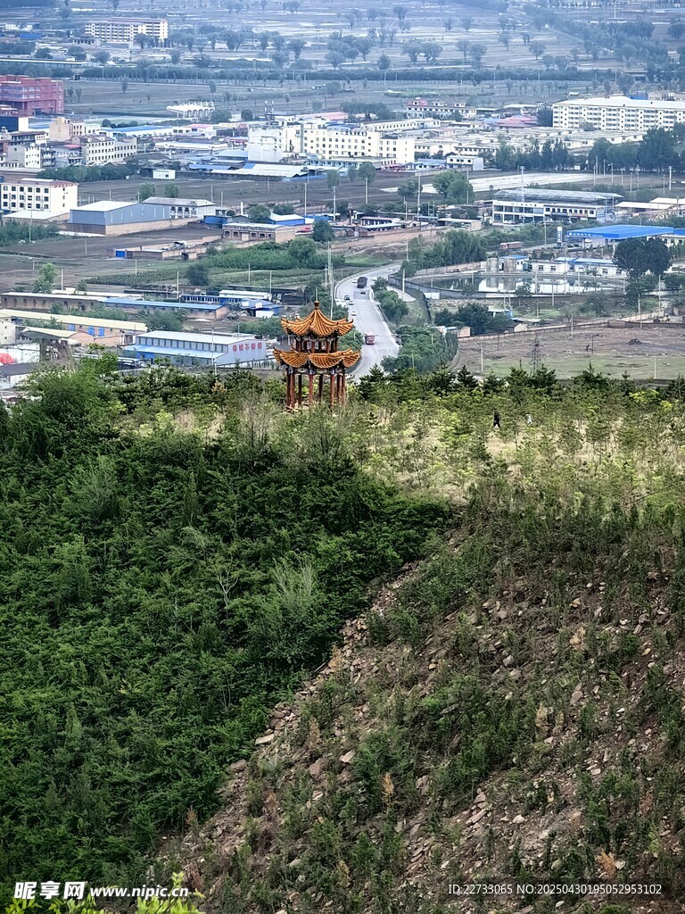 山坡上的城市远景景观