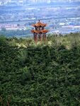 山顶古亭俯瞰城市风光