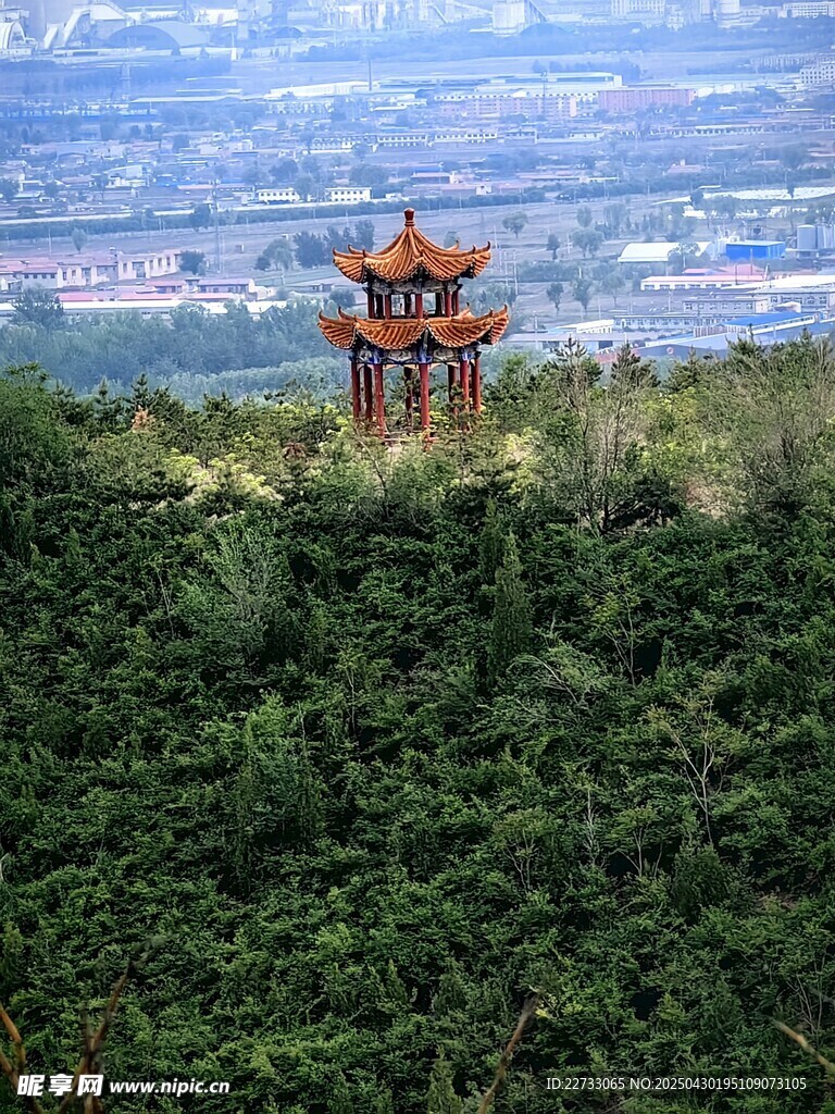 山顶古亭俯瞰城市风光