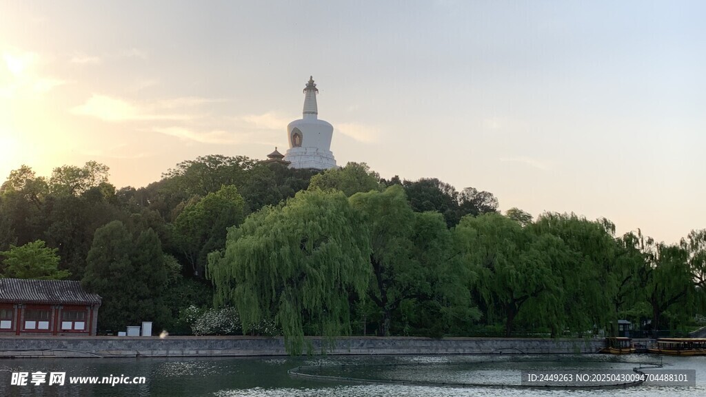 夕阳下的北京北海公园白塔