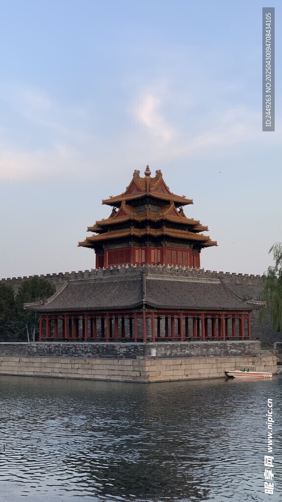 故宫角楼临水美景 日照角楼生紫