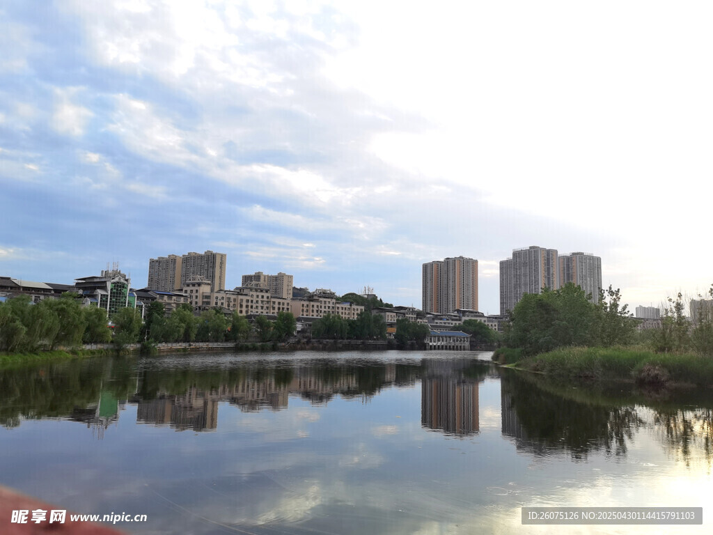 城市河畔
