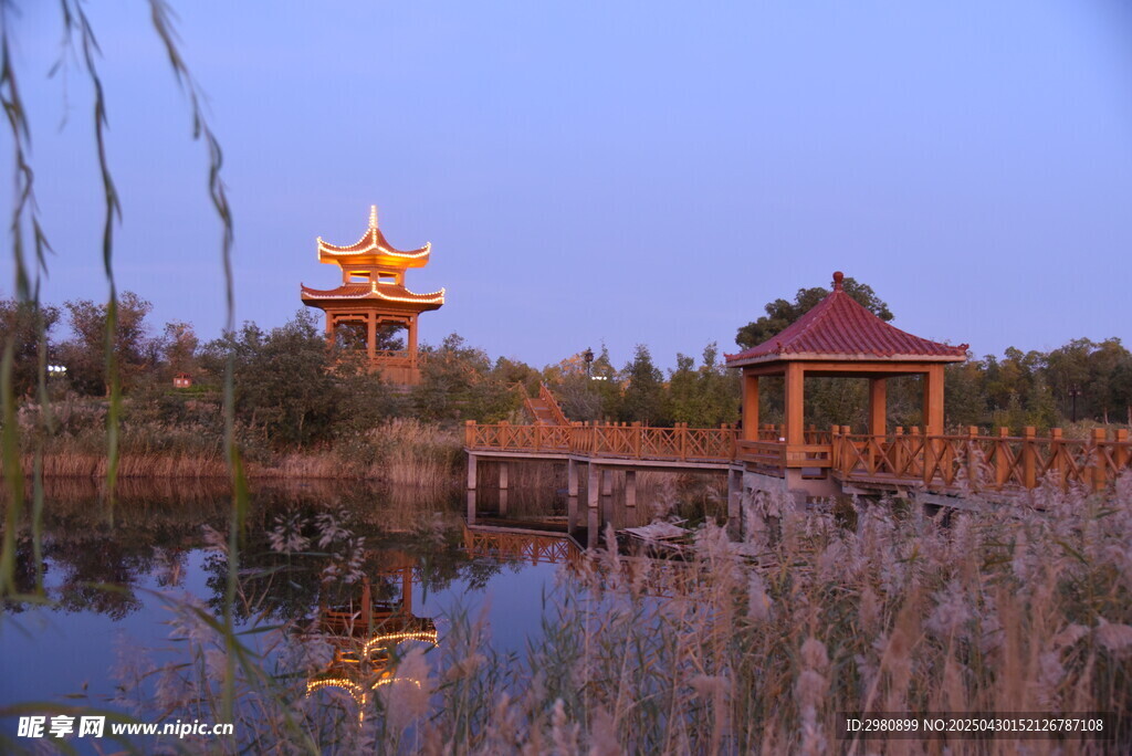 湖畔古亭美景