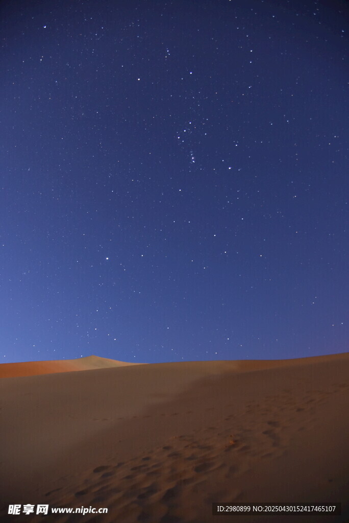沙漠夜空下的璀璨繁星