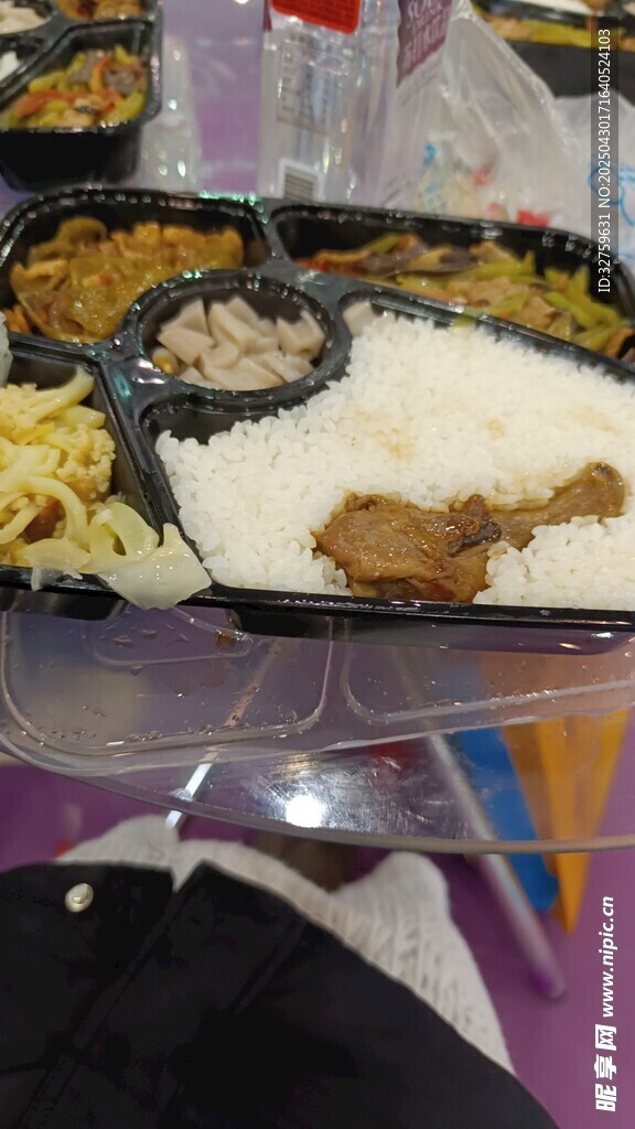  盒装餐