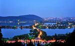 湖畔城市夜景璀璨风光