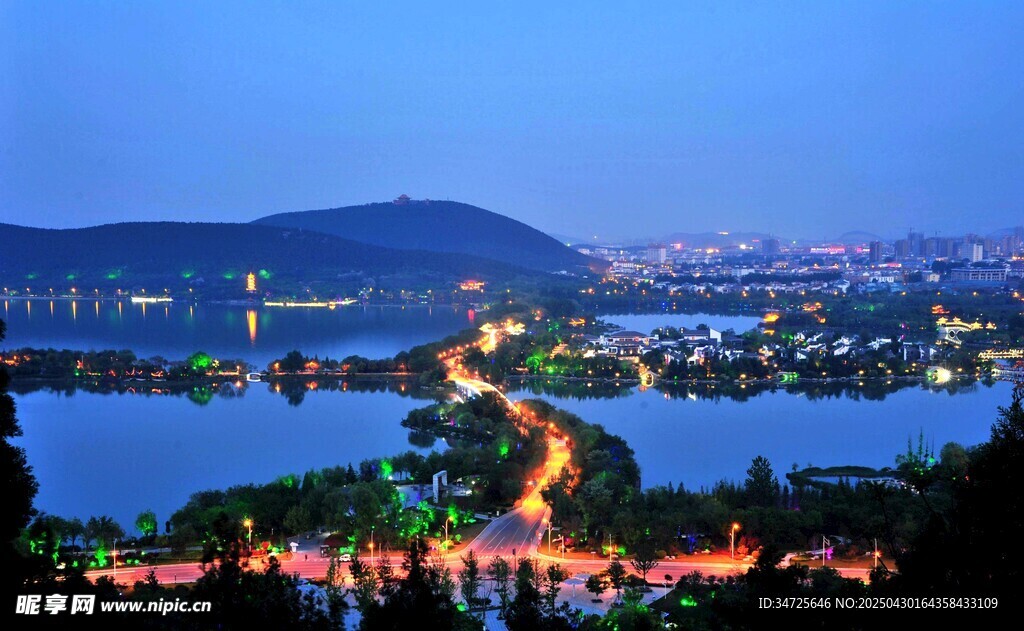 湖畔城市夜景璀璨风光