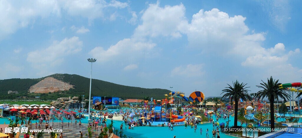热闹水上乐园欢乐场景