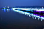 夜晚绚丽灯光下的跨海大桥