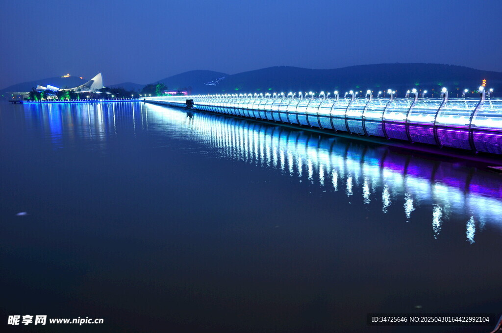 夜晚绚丽灯光下的跨海大桥