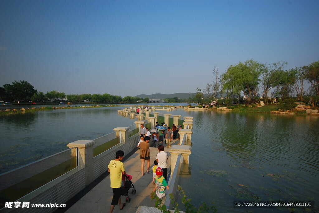 漫步水上石桥赏湖景
