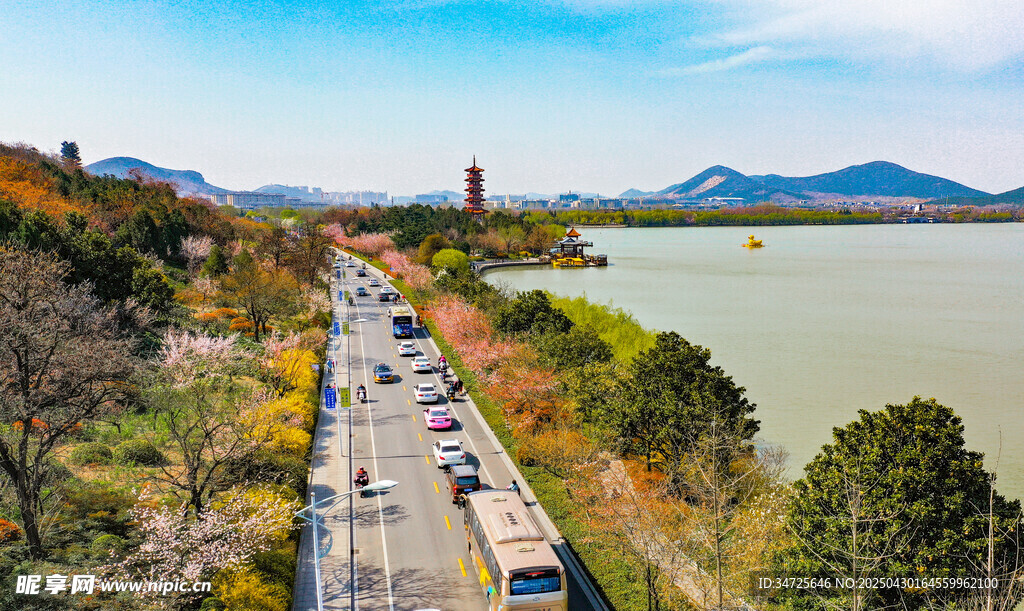 城市公路旁的湖光山色