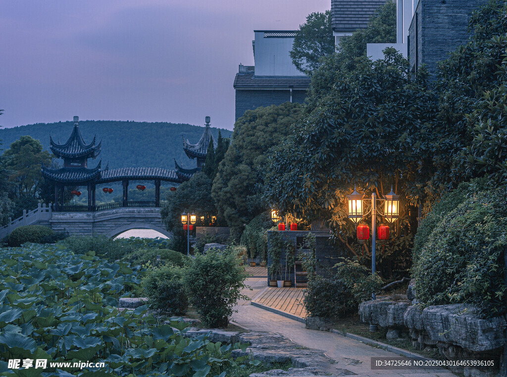 黄昏下的中式园林夜景