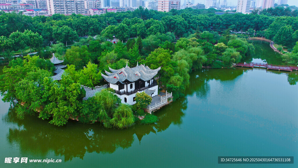 湖中小筑绿意环绕美景