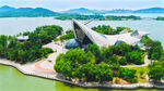 湖畔独特建筑与葱郁景观