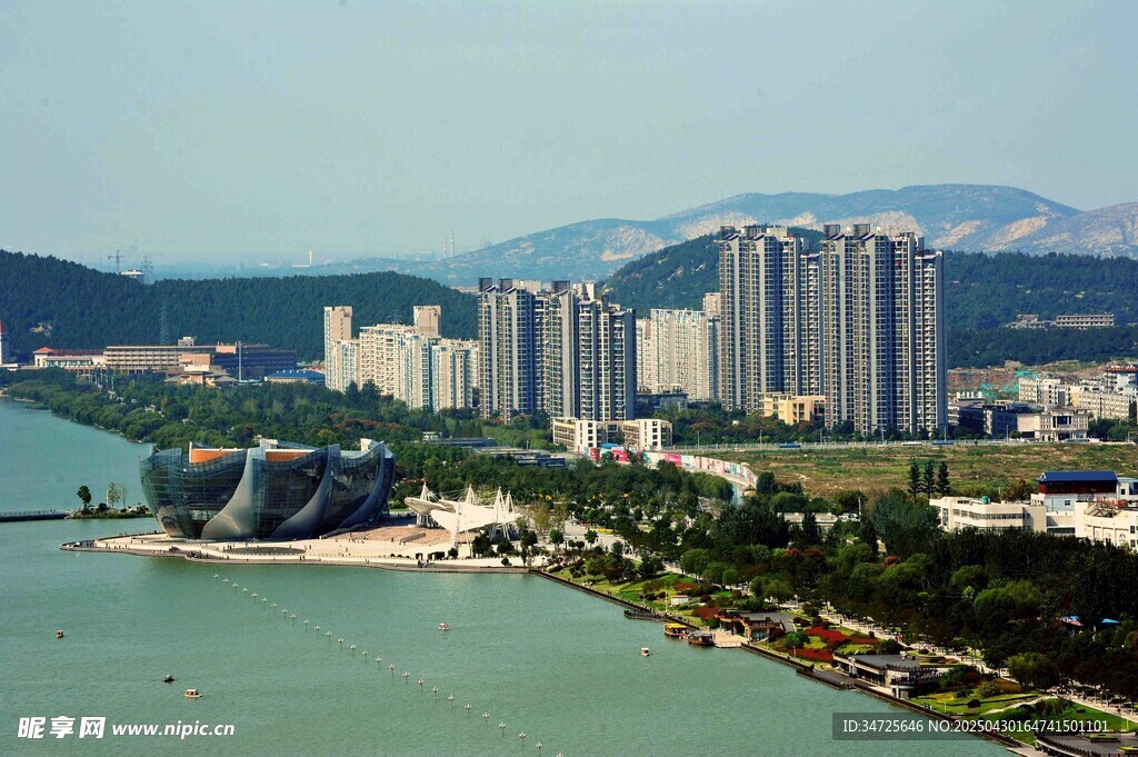 城市河畔高楼景观