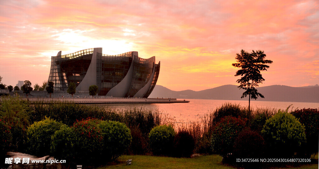 夕阳下的独特建筑景观
