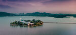 湖中小岛暮色美景