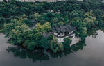 湖中小岛中式建筑景观