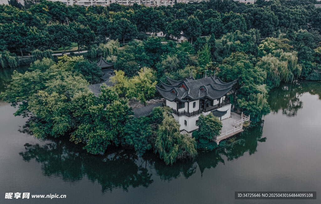 湖中小岛中式建筑景观
