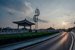 黄昏下的道路与中式建筑
