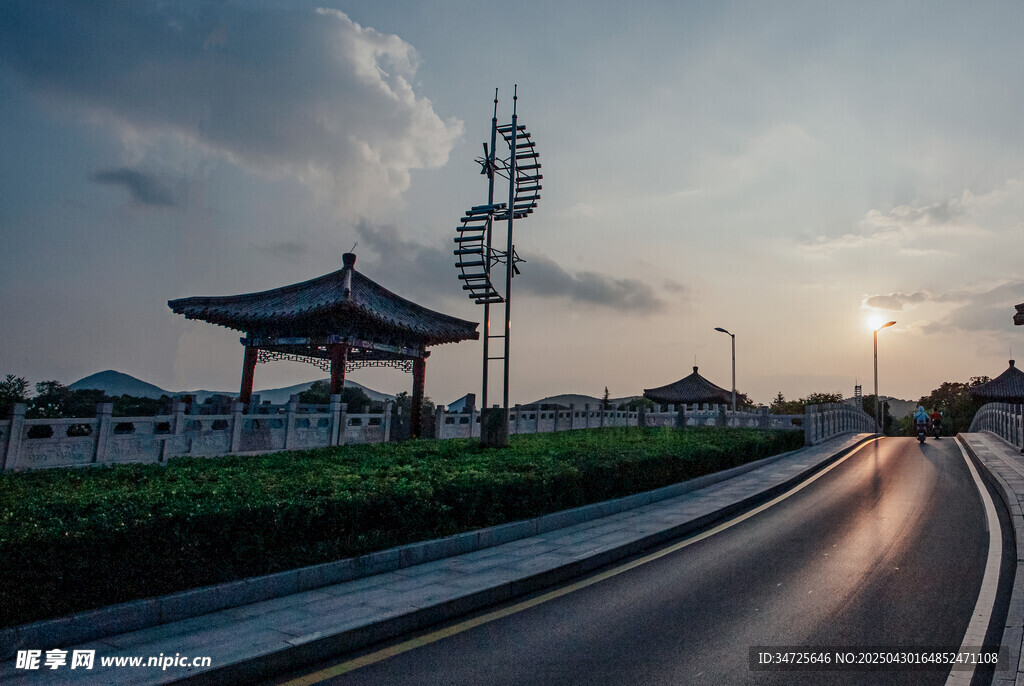 黄昏下的道路与中式建筑