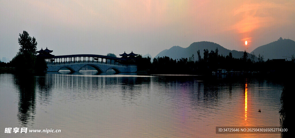 湖畔日落美景