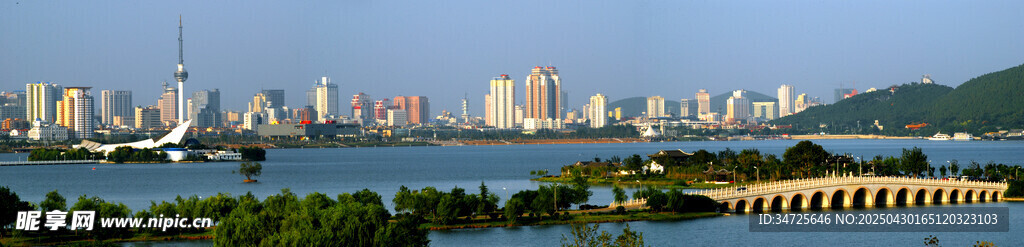 城市天际线与水域景观