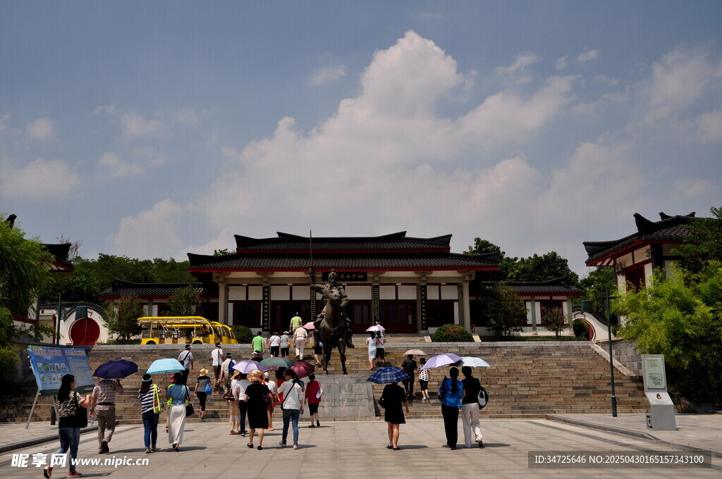 古建前游客漫步的热闹场景