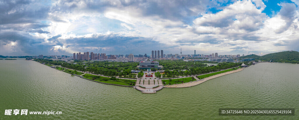 江边城市全景风光