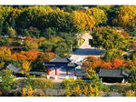 秋日山林中的中式建筑