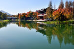 秋日湖畔古建美景