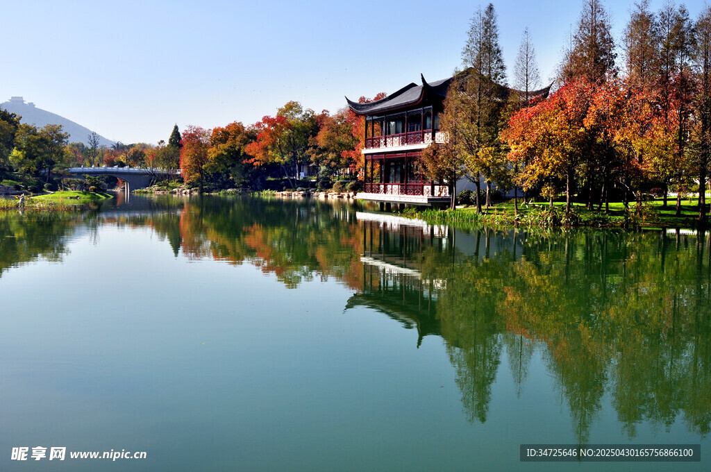 秋日湖畔古建美景