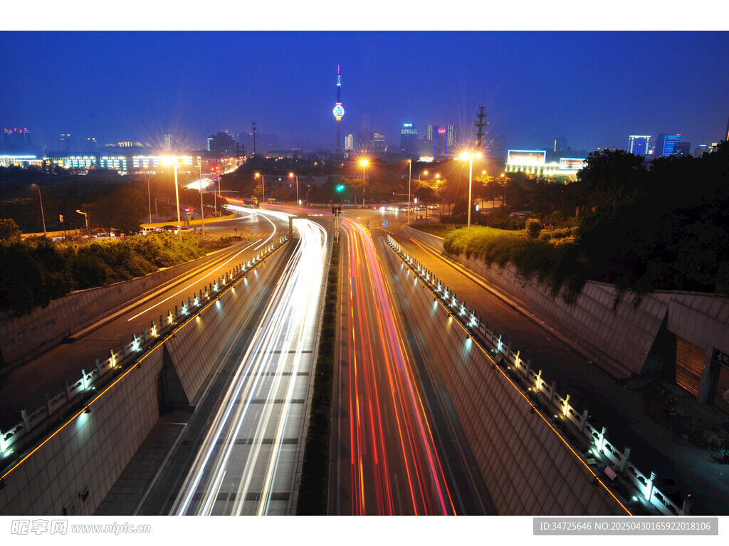 城市夜景中的繁忙公路